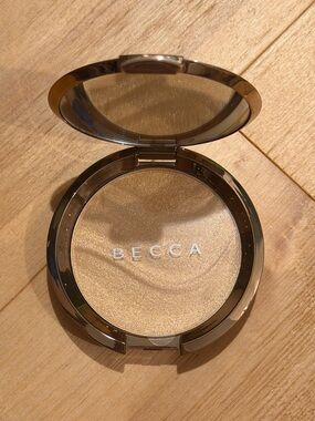 BECCA Radiant Gold Pressed Highlighter